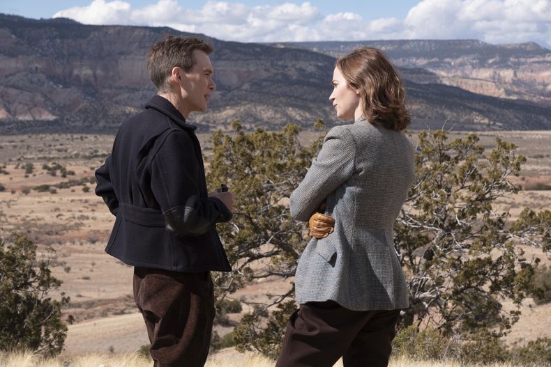 Cillian Murphy como J. Robert Oppenheimer, izquierda, y Emily Blunt como Kitty Oppenheimer en una escena de Oppenheimer en una imagen proporcionada por Universal Pictures. (Universal Pictures vía AP)