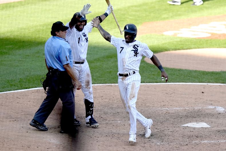 Tim Anderson de los Medias Blancas de Chicago anota la carrera de la victoria ante los Marineros de Seattle, el miércoles 23 de agosto de 2023, en Chicago. (AP Foto/Charles Rex Arbogast)