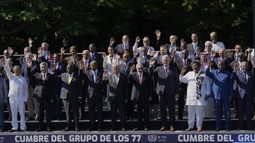 Líderes posan para una fotografía grupal en la cumbre del G77+China en La Habana, Cuba, el viernes 15 de septiembre de 2023. (AP Foto/Ramón Espinosa)