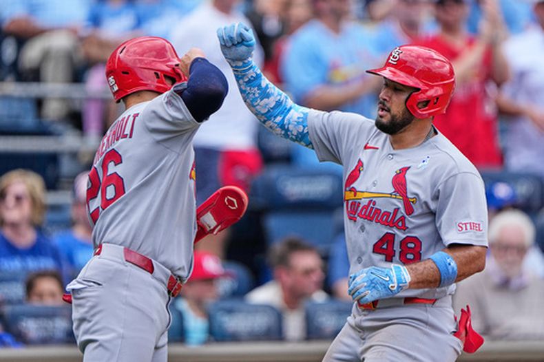 Iván Herrera (48), de los Cardenales de San Luis, celebra con JJ Wetherholt (26) después de batear un jonrón de tres carreras durante la quinta entrada del juego de béisbol de Grandes Ligas, el domingo 21 de junio de 2026, en Kansas City, Missouri. (AP Foto/Charlie Riedel)