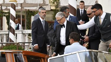 Bill Gates sale de un hotel previo a la boda de Jeff Bezos y Lauren Sanchez, en Venecia, Italia, el viernes 27 de junio de 2025. (Foto AP/Luigi Costantini)