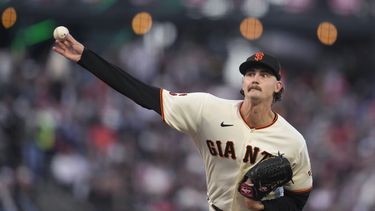 El lanzador de los Gigantes de San Francisco Sean Hjelle trabaja en el quinto episodio del encuentro ante los Padres de San Diego el miércoles 21 de junio del 2023. (AP Foto/Jeff Chiu)