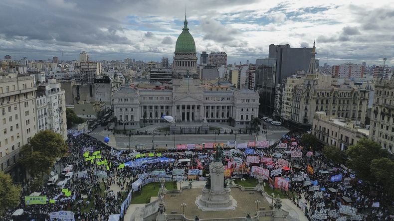 Trabajadores, sindicalistas y jubilados participan en una manifestación semanal contra el plan de austeridad del presidente argentino Javier Milei frente al Congreso en Buenos Aires, Argentina, el miércoles 9 de abril de 2025. (AP Foto/Rodrigo Abd)