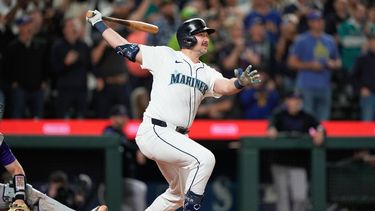 Cal Raleigh, de los Marineros de Seattle, batea su 60o jonrón de la campaña, el miércoles 24 de septiembre de 2025, ante los Rockies de Colorado (AP Foto/Ryan Sun)