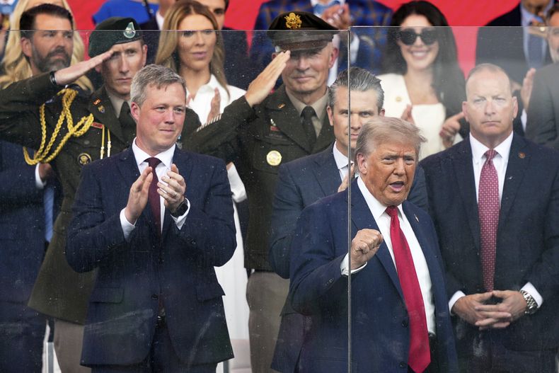 El presidente de EEUU, Donald Trump, llega al desfile militar conmemorativo del 250mo aniversario del Ejército, que coincide con su 79no cumpleaños, el sábado 14 de junio de 2025, en Washington, bajo la atenta mirada del secretario del Ejército, Daniel Driscoll, y el secretario de Defensa, Pete Hegseth. (AP Foto/Julia Demaree Nikhinson)