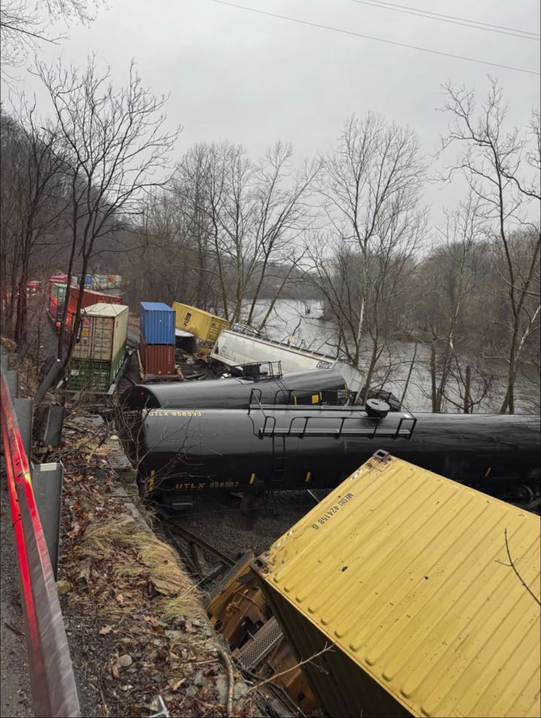 Esta fotografía proporcionada por la Compañía de Bomberos Nancy Run muestra el descarrilamiento de un tren a lo largo de la orilla del río Lehig, en el municipio de Lower Saucon, Pensilvania, el sábado 2 de marzo de 2024. (Compañía de Bomberos Nancy Run vía AP)