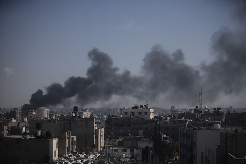 Columnas de humo se alzan luego de un ataque israelí en Jan Yunis, Franja de Gaza, el sábado 6 de enero de 2024. (AP Foto/Mohammed Dahman)