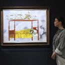 Una pintura de Frida Kahlo titulada El sueño (La cama) se exhibe en las salas de subastas de Sothebys, la pintura estimada en 40 a 60 millones de dólares es parte de una colección de obras maestras surrealistas presentada en Londres antes de su venta en Nueva York, el viernes 19 de septiembre de 2025. (Foto AP/Kirsty Wigglesworth)