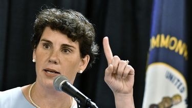 Amy McGrath anuncia que tratará de desbancar a McConnell