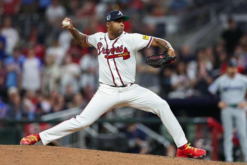 Raisel Iglesias de los Bravos de Atlanta lanza ante los Marlins de Miami, el miércoles 15 de abril de 2026, en Atlanta. (AP Foto/Colin Hubbard)