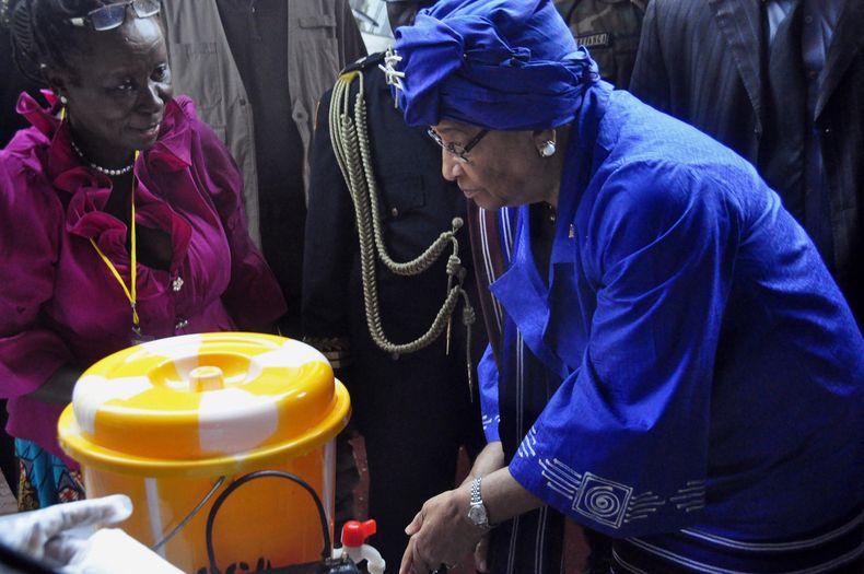 En esta foto del 26 de julio del 2014, la presidenta de Liberia Ellen Johnson Sirleaf, der., demuestra c&oacute;mo lavarse las manos adecuadamente para prevenir la propagaci&oacute;n del virus del &eacute;bola durante las celebraciones del D&iacute;a de l