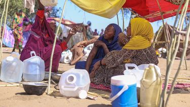 Sudaneses en un campamento en in Tawila, Sudán, tras sobrevivir al ataque en el-Fasher, el 29 de octubre del 2025. (AP foto/Muhnnad Adam)