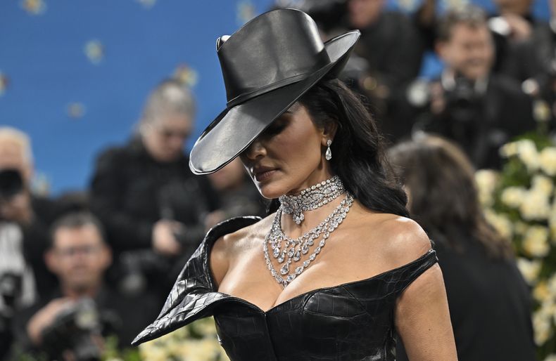 Kim Kardashian asiste a la gala benéfica del Instituto del Vestido del Museo Metropolitano de Arte que celebra la inauguración de la exposición Superfine: Tailoring Black Style el lunes 5 de mayo de 2025, en Nueva York. (Foto Evan Agostini/Invision/AP)
