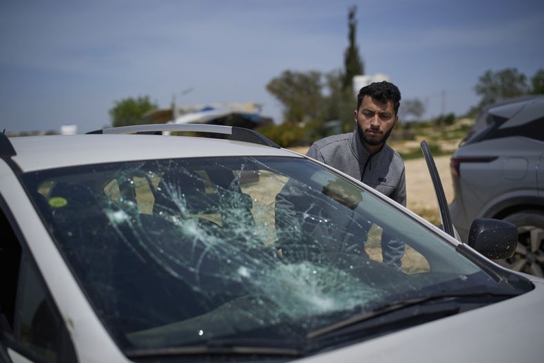 ARCHIVO - Basel Adra, codirector palestino del documental ganador del Oscar No Other Land, mira un automóvil dañado después del ataque de un colono en la aldea de Susiya en Masafer Yatta, en las colinas del sur de Hebrón, el 25 de marzo de 2025.(Foto AP/Leo Correa, archivo)