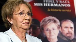 ARCHIVO - Juanita Castro, hermana de Fidel Castro, habla con un periodista el 27 de octubre de 2009, en Miami. Juanita Castro, la hermana anticomunista de los líderes cubanos Fidel y Raúl Castro que trabajó con la CIA contra su gobierno, ha muerto en Miami a los 90 años. La periodista María Antonieta Collins, coautora del libro de Juanita Castro Fidel y Raúl, mis hermanos. La historia secreta, escribió en Instagram que falleció el lunes 4 de diciembre de 2023. (AP Foto/Alan Diaz, Archivo)