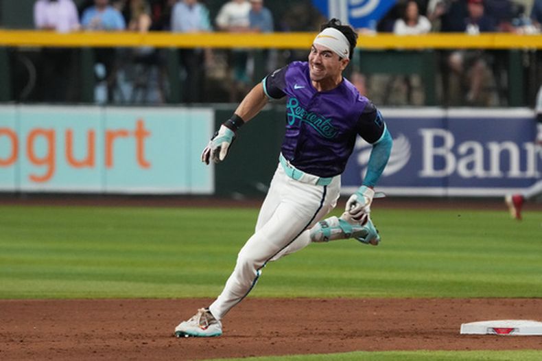 Corbin Carroll, de los Diamondbacks de Arizona, dobla por la segunda base tras conectar un triple productor de tres carreras contra los Mellizos de Minnesota en la octava entrada de un partido de béisbol, el viernes 19 de junio de 2026, en Phoenix. (Foto AP/Rick Scuteri)