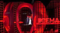 ARCHIVO - Taika Waititi, izquierda, y Rita Ora presentan los premios MTV EMA 2022 en Dusseldorf, Alemania, el 13 de noviembre de 2022. Los premios MTV EMA cancelaron su ceremonia 2023 prevista para el 5 de noviembre en París por la guerra entre Israel y Hamas. (Foto AP/Martin Meissner, archivo)
