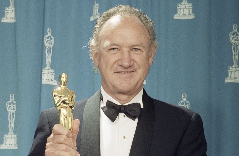 ARCHIVO - El actor Gene Hackman, ganador del premio al mejor actor de reparto en los Premios de la Academia en marzo de 1993. (Foto AP, archivo)