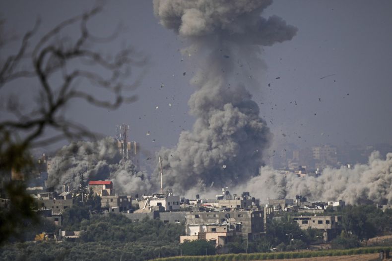 Una columna de humo causada por una explosión luego de un ataque aéreo israelí sobre la Franja de Gaza, vista desde el sur de Israel, el 23 de octubre de 2023. (AP Foto/Ariel Schalit)