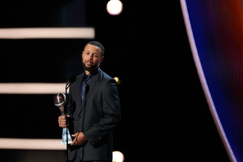 Stephen Curry, de los Warriors de Golden State, recibe un premio ESPY en Nueva York, el miércoles 15 de julio de 2026 (AP Foto/Frank Franklin II)