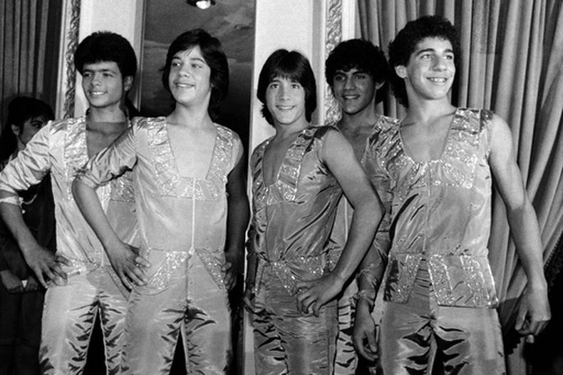 ARCHIVO - Los miembros del grupo musical Menudo, de izquierda a derecha: Robby Rosa conocido como Draco Rosa, Ray Reyes, Roy Roselló, Charlie Massó y Ricky Meléndez, posan durante una recepción en su honor en Nueva York, el 10 de febrero de 1984. (Foto AP/Richard Drew, archivo)