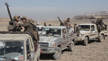 Combatientes hutíes asisten a una manifestación de apoyo a los palestinos en Gaza y contra los ataques estadounidenses contra Yemen en las afueras de Saná el 22 de enero de 2024. (Foto AP, Archivo)