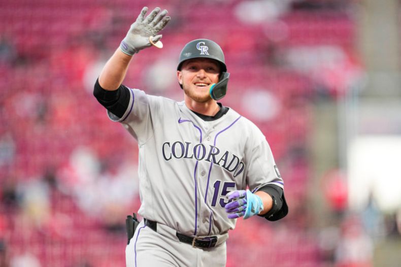 Hunter Goodman, de los Rockies de Colorado, celebra mientras corre las bases después de batear un jonrón solitario durante la quinta entrada del juego de béisbol contra los Rojos de Cincinnati, el miércoles 29 de abril de 2026, en Cincinnati. (AP Foto/Jeff Dean)