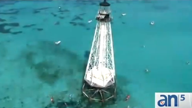 americateve | Familiares de un grupo de 16 balseros cubanos interceptados por el servicio de guardacostas cerca de Islamorada en los cayos, están preocupados y desesperados.