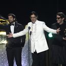 Tony Casas, de izquierda a derecha, Alberto Montenegro, Alejandro Abeijón y Rodrigo Michelangeli de Rawayana reciben el premio al mejor álbum de rock o música alternativa latina por¿Quién trae las cornetas? en la 67a entrega anual de los premios Grammy el domingo 2 de febrero de 2025 en Los Ángeles. (Foto AP/Chris Pizzello)