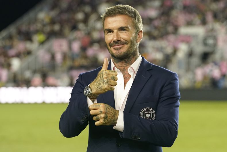 ARCHIVO - El copropietario del Inter Miami, David Beckham levanta un pulgar antes del partido de la Copa de Ligas el 2 de agosto de 2023, en Fort Lauderdale, Florida. La serie documental de Netflix, Beckham, que se estrena el 4 de octubre, explora la crianza de Beckham, sus triunfos y tropiezos. (Foto AP/Lynne Sladky, archivo)