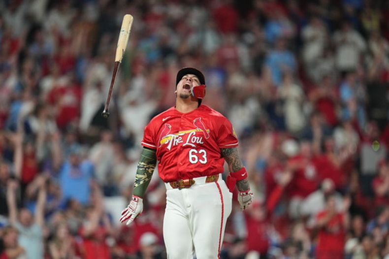 Yohel Pozo, de los Cardenales de San Luis, celebra después de dejar tendidos en el campo a los Reales de Kansas City con su sencillo durante la 11ma entrada del juego de béisbol de Grandes Ligas, el viernes 15 de mayo de 2026, en San Luis. (AP Foto/Jeff Roberson)