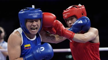 La colombiana Yeni Arias, de azul, en su combate ante la surcoreana Ae ji Im, en la categoría de peso pluma de los Juegos Olímpicos, el jueves 1 de agosto de 2024, en París. (AP Foto/John Locher)
