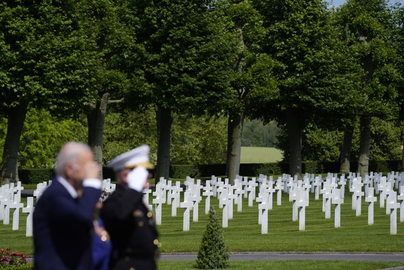 El presidente estadounidense Joe Biden, la primera dama Jill Biden y el general Robert B. Sofge Jr. tras la colocación de una ofrenda floral en el cementerio estadounidense de la Primera Guerra Mundial de Aisne-Marne en Belleau, Francia, el domingo 9 de junio de 2024. (Foto AP/Evan Vucci)