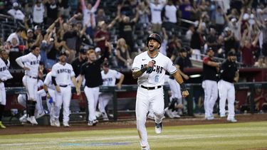 Diamondbacks remontan para ganar a Bravos en el 10mo