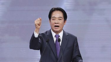 William Lai, candidato a la presidencia de Taiwán por el Partido Popular Democrático, toma la palabra en un debate presidencial televisado, en Taipéi, Taiwán, el sábado 30 de diciembre de 2023. (AP Foto/Pei Chen, Pool)
