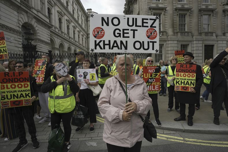 Personas protestan fuera de Downing Street en contra de la expansión de la Zona de Emisión Ultrabaja (ULEZ por sus iniciales en inglés), el martes 29 de agosto de 2023, en Londres. (AP Foto/Kin Cheung)