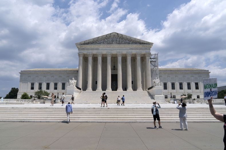 Personas frente a la sede de la Corte Suprema de Estados Unidos, el martes 18 de junio de 2024, en Washington. (AP Foto/Jose Luis Magana)