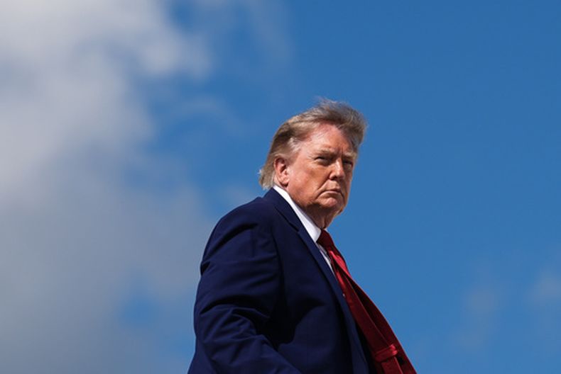 El presidente de Estados Unidos, Donald Trump, sube al Air Force One, el 7 de agosto de 2026, en la Base Conjunta Andrews, Maryland. (AP Foto/Julia Demaree Nikhinson)