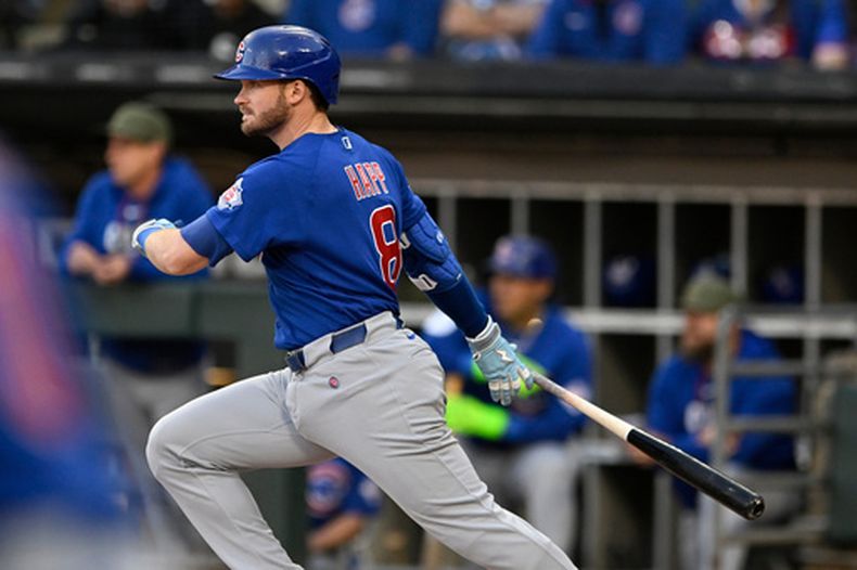 Ian Happ, de los Cachorros de Chicago, observa su sencillo productor de una carrera durante la primera entrada de un partido de béisbol contra los Medias Blancas de Chicago en Chicago, el viernes 15 de mayo de 2026. (Foto AP/Paul Beaty)