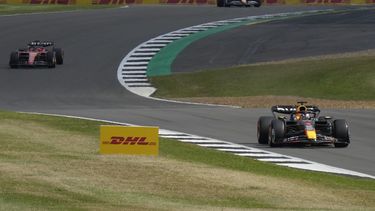 El piloto holandés de Red Bull Max Verstappen, a la derecha, durante la sesión de clasificación para el Gran Premio de Inglaterra en el circuito de Silverstone, Inglaterra, el sábado 8 de julio de 2023. (AP Foto/Luca Bruno)
