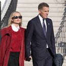 Hunter Biden y su esposa Melissa Cohen Biden acompañan al presidente Joe Biden y a la primera dama Jill Biden mientras se dirigen al Marine One para salir del Jardín Sur de la Casa Blanca, el viernes 17 de enero de 2025, en Washington. (AP foto/Alex Brandon)