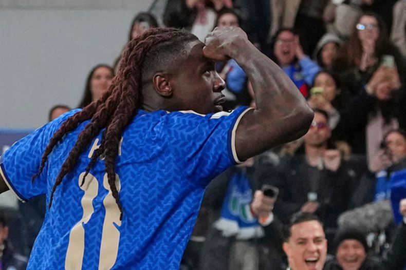 Moise Kean, de la selección de Italia, festeja el segundo tanto de sue equipo en un partido del repechaje mundialista ante Irlanda del Norte en Bérgamo, el jueves 26 de marzo de 2026 (AP Foto/Antonio Calanni)