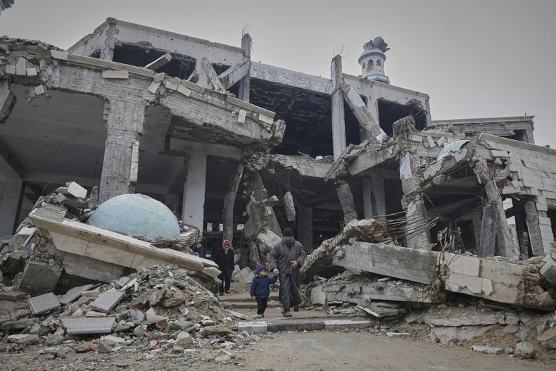 La mezquita Imam ShafiI del distrito Zeitoun de Ciudad Gaza, que fue bombardeada por Israel, el 7 de marzo del 2025. (AP foto/(AP Photo/Jehad Alshrafi)