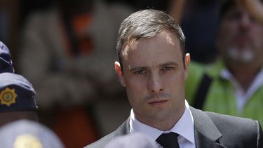 americateve | Oscar Pistorius fotografiado al salir de los tribunales el 17 de octubre del 2014 en Pretoria, Sud&aacute;frica. La fiscal&iacute;a dijo que apelar&aacute; el fallo de homicidio no premeditado y la condena del atleta a solo cinco a&ntilde;os de prisi&oacu