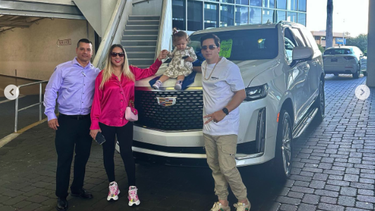 senorita dayana sigue los pasos de la diosa y se compra un lujoso cadillac escalade