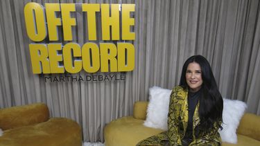 La presentadora y empresaria nicaragüense-mexicana Martha Debayle posa para un retrato para promocionar su podcast Off the Record durante una entrevista en la Ciudad de México, el 25 de julio de 2024. (Foto AP/Berenice Bautista)
