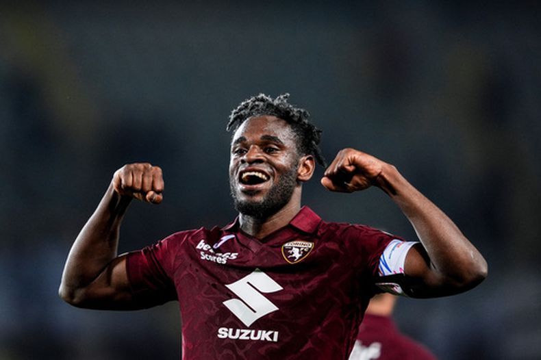 El colombiano Duván Zapata festeja tras anotar el cuarto tanto del Torino ante el Parma en un duelo de la Serie A, realizado el viernes 13 de marzo de 2026 (Fabio Ferrari/LaPresse via AP)