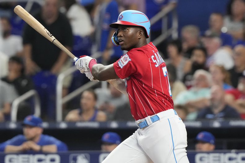 El dominicano Jesús Sánchez de los Marlins de Miami, batea un doble en el encuentro del sábado 29 de abril de 2023, ante los Cachorros de Chicago (AP Foto/Marta Lavandier)
