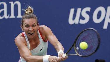ARCHIVO - La rumana Simona Halep devuelve un tiro a la ucraniana Daria Snigur durante la primera ronda del torneo de tenis Abierto de Estados Unidos, el 29 de agosto de 2022, en Nueva York. (Foto AP/Seth Wenig, Archivo)