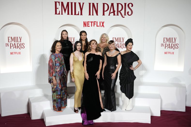 El elenco de Emily in Paris posa antes del estreno de temporada en Roma, el martes 10 de septiembre de 2024. (Foto AP/Andrew Medichini)